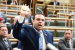 النائب عبد المنعم إمام يواجه وزيرالتموين بغلاء الأسعار ويرفع رغيف العيش في المجلس ..حجمه أصغر من كف اليد