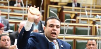 النائب عبد المنعم إمام يواجه وزيرالتموين بغلاء الأسعار ويرفع رغيف العيش في المجلس ..حجمه أصغر من كف اليد