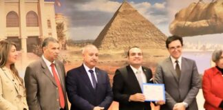 وزير الثقافة يكرم الصحفي إبراهيم العجمي عن مشاركته في مسابقة المواهب الأدبية للشباب