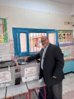 عبد العزيز الشناوي رئيس المكتب السياسي لحزب العدل يدلي بصوته في قسم مينا البصل بالاسكندرية