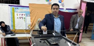 إسماعيل الشرقاوي عضو مجلس الشيوخ عن حزب العدل يدلي بصوته في نزلة السمان بالجيزة