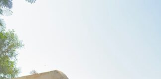 مشهد صعيدي أصيل.. مرشح العدل حسين هريدي يدلي بصوته بالجلابية في البراهمة